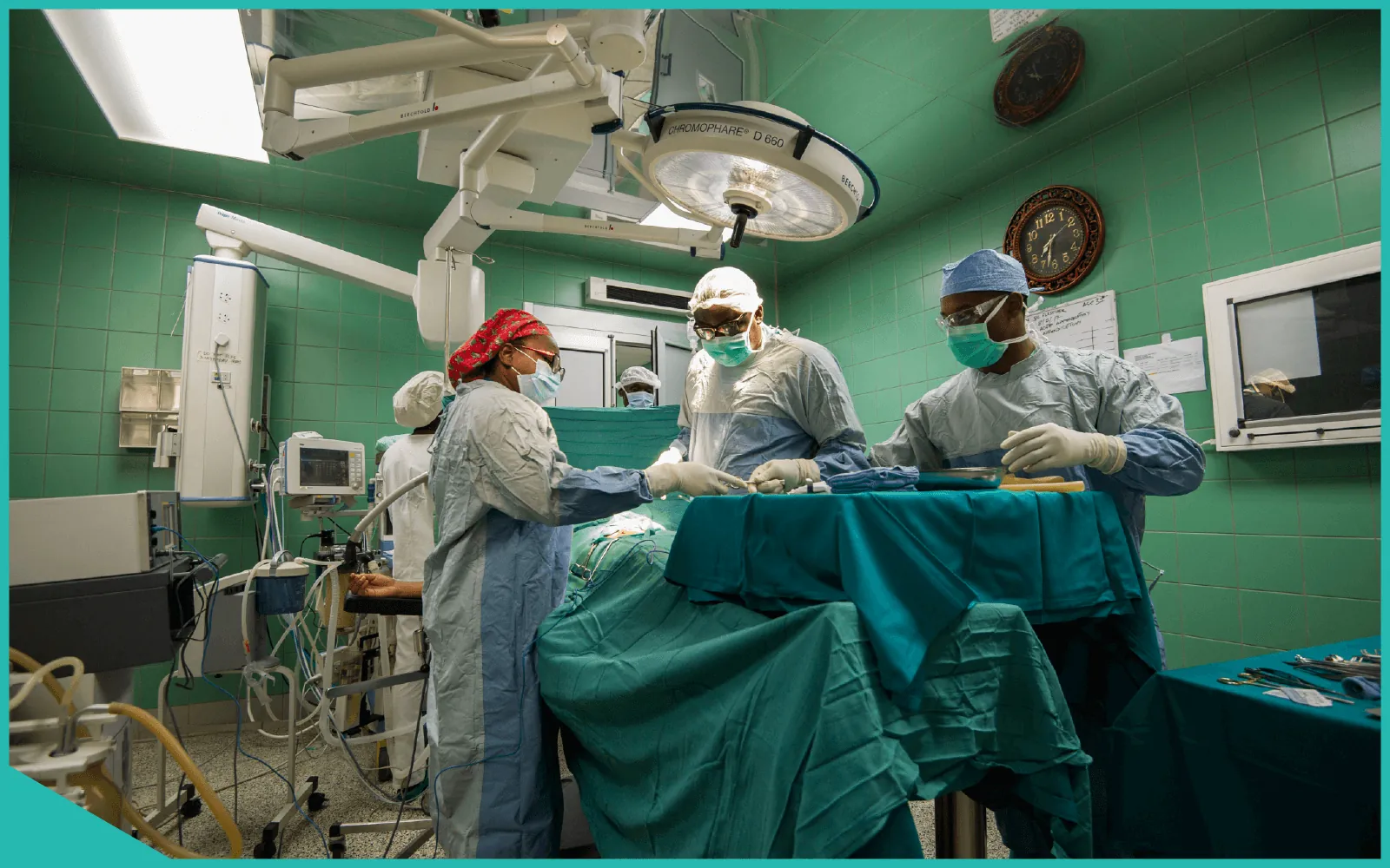 Personal militar demostrando competencia a través de atención cuidadosa al detalle