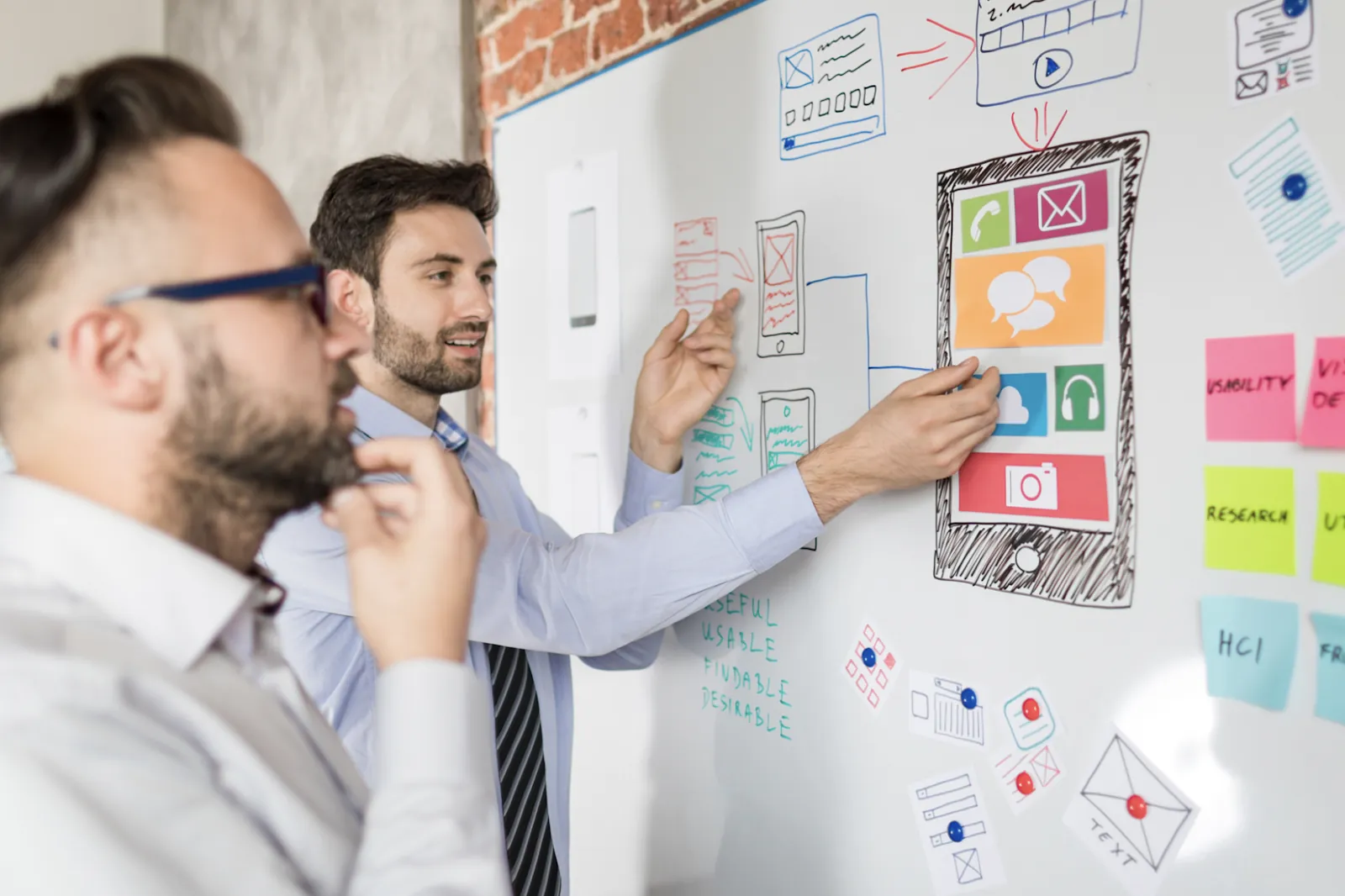 Dos profesionales construyendo una relación con el cliente durante una reunión