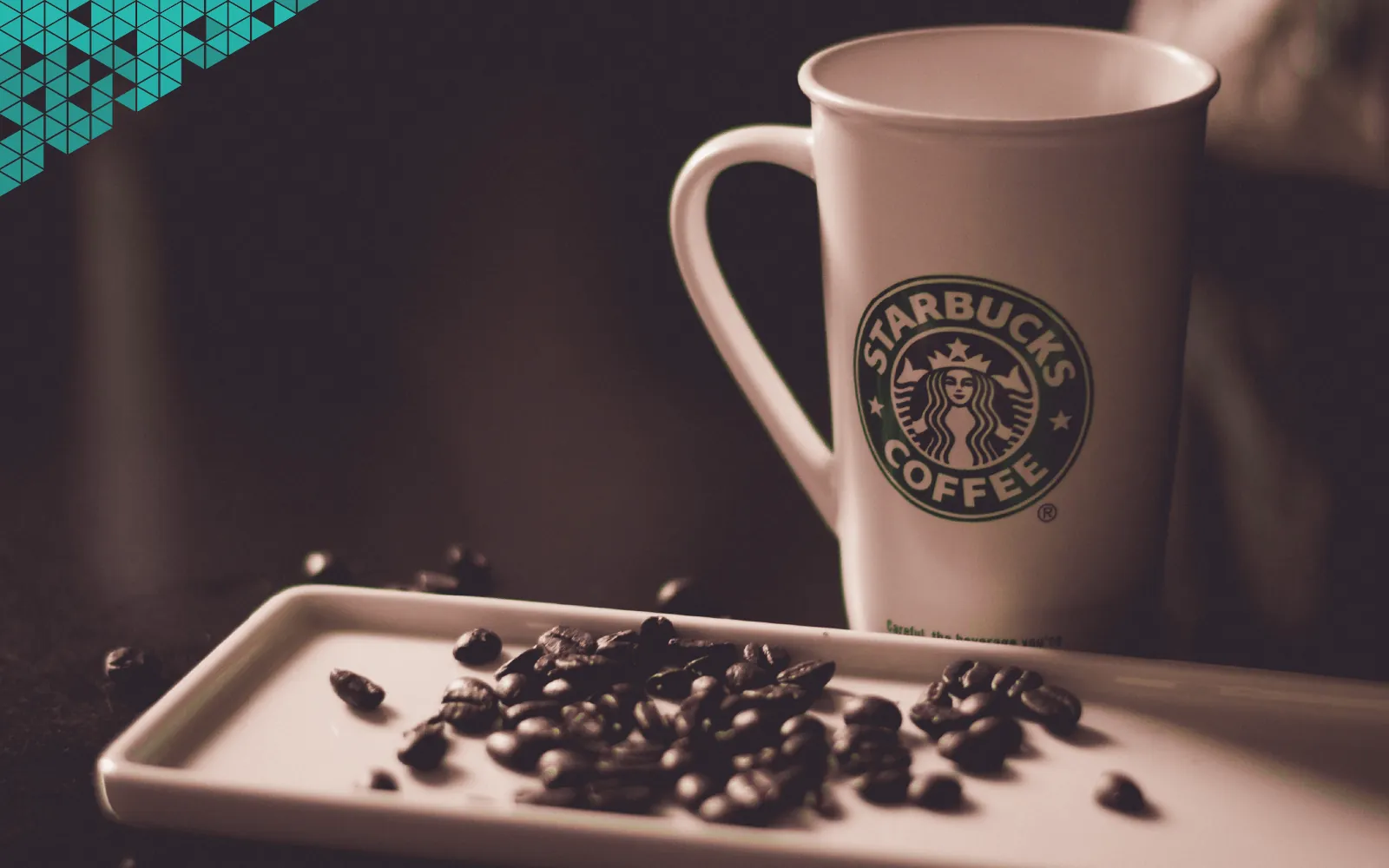 Taza de café Starbucks que representa la personalidad de marca