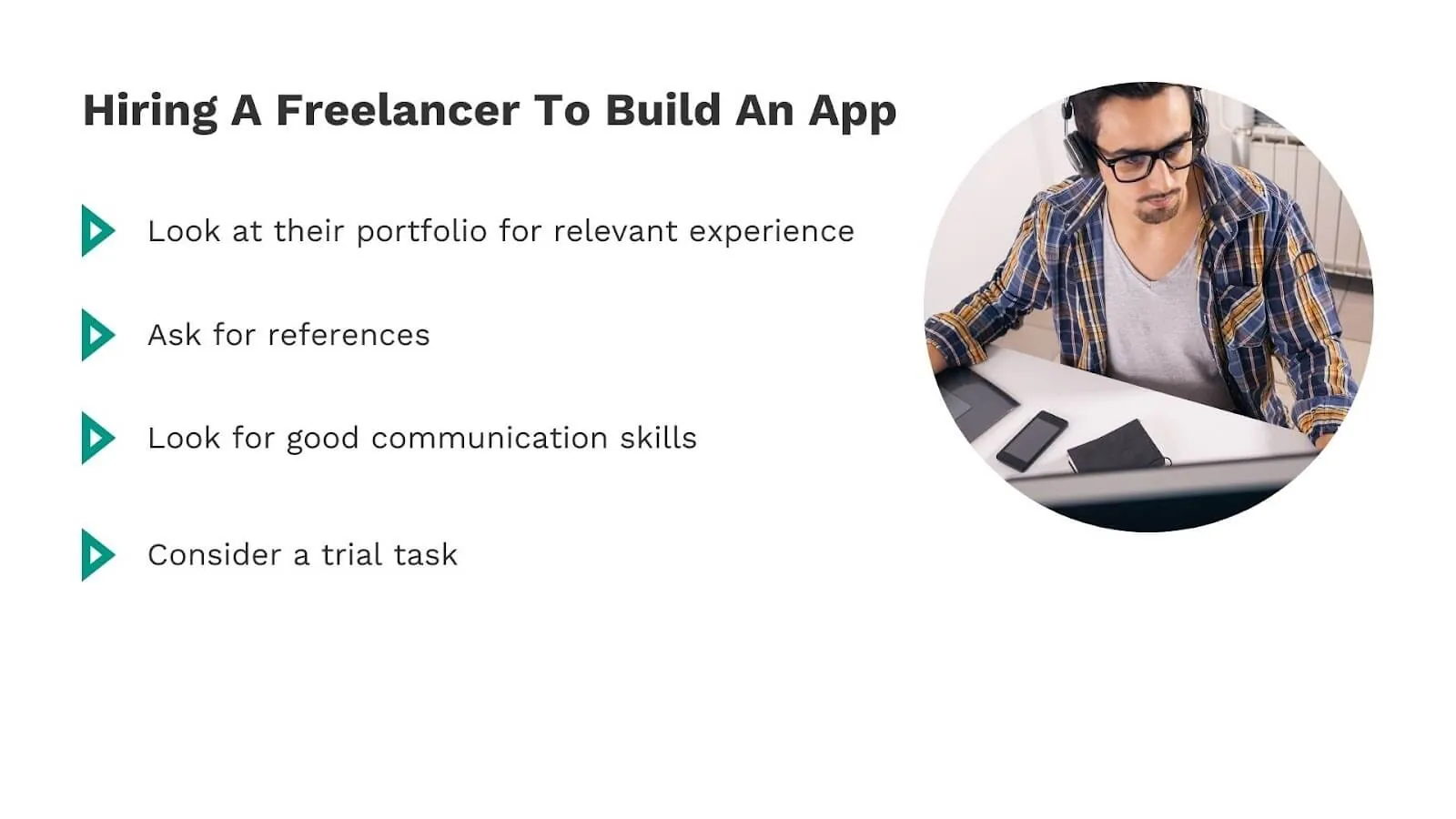 Desarrollador trabajando en aplicación móvil