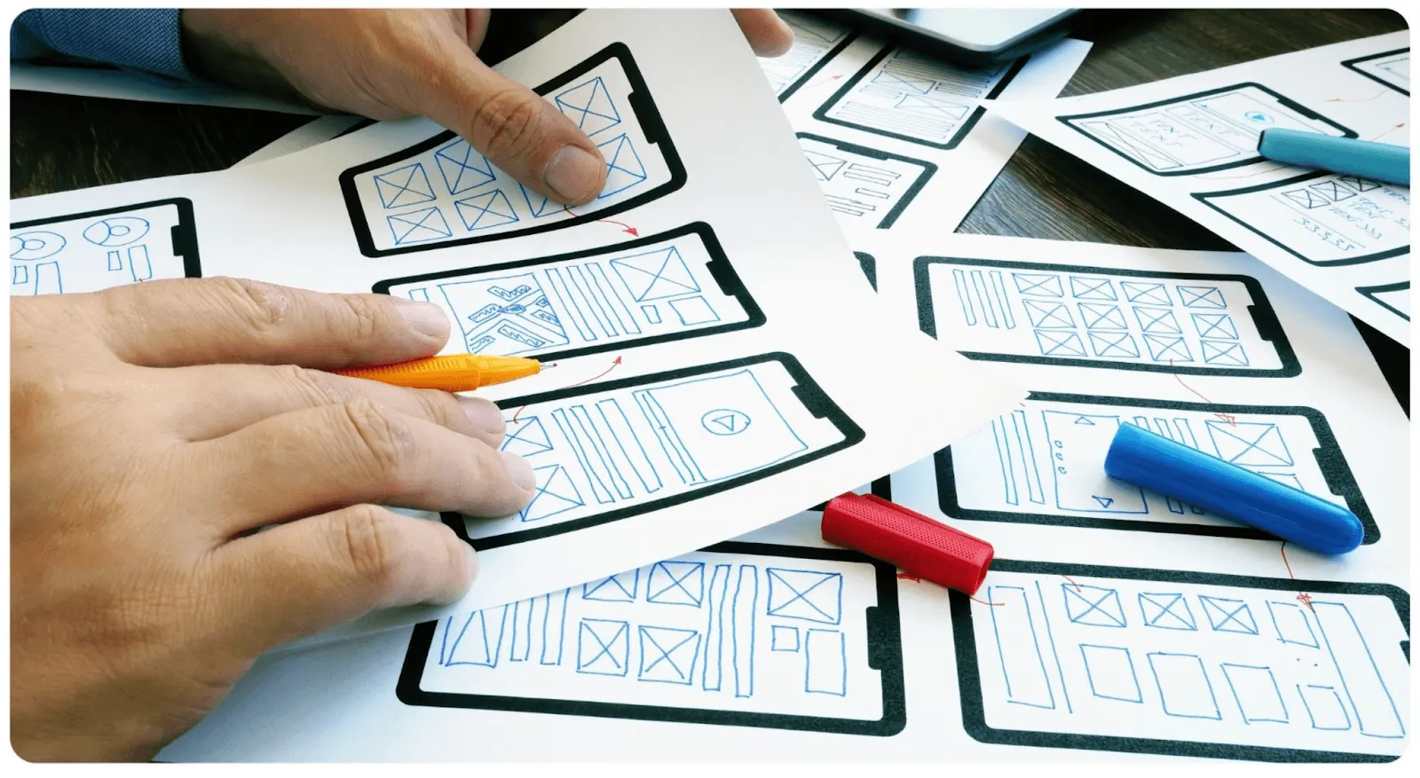 Imágenes del constructor de aplicaciones Adalo mostrando planificación del recorrido del usuario