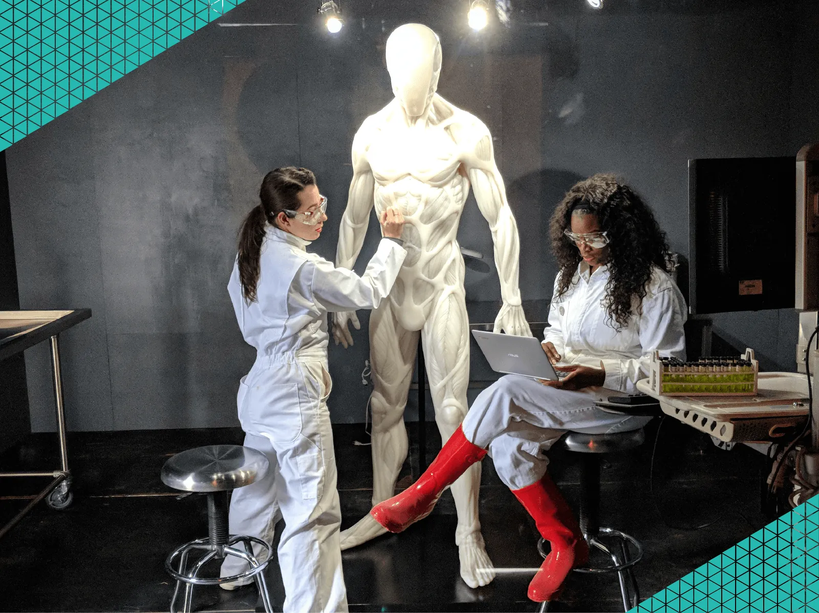 Sala secreta con científicos construyendo un robot