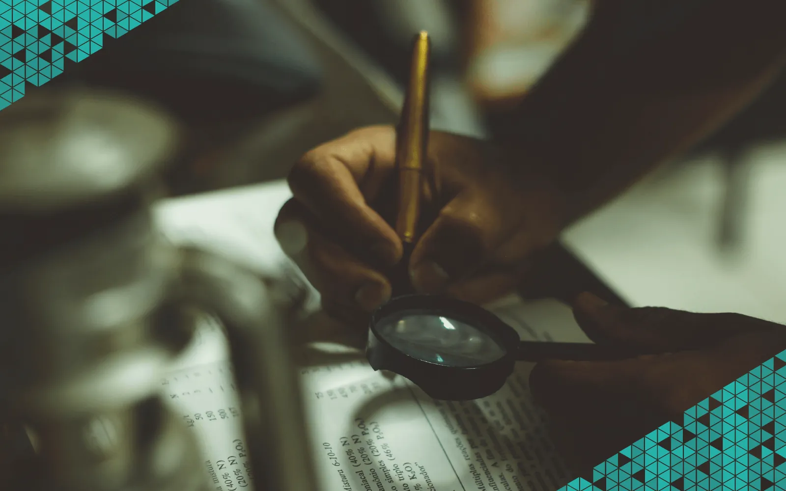 Persona enfocada intensamente en trabajo detallado