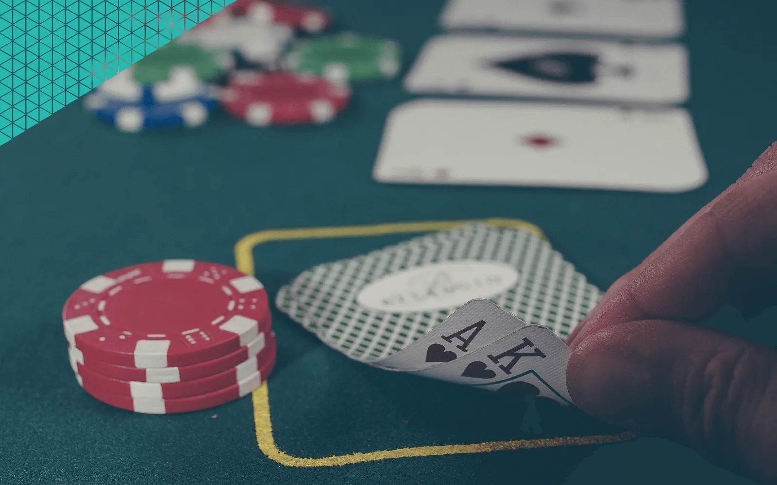 Persona jugando en una mesa