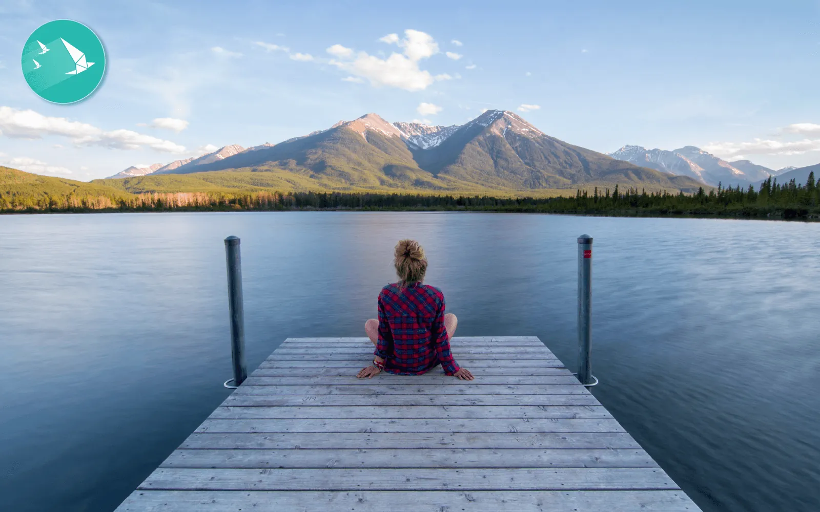 Persona meditando en la naturaleza