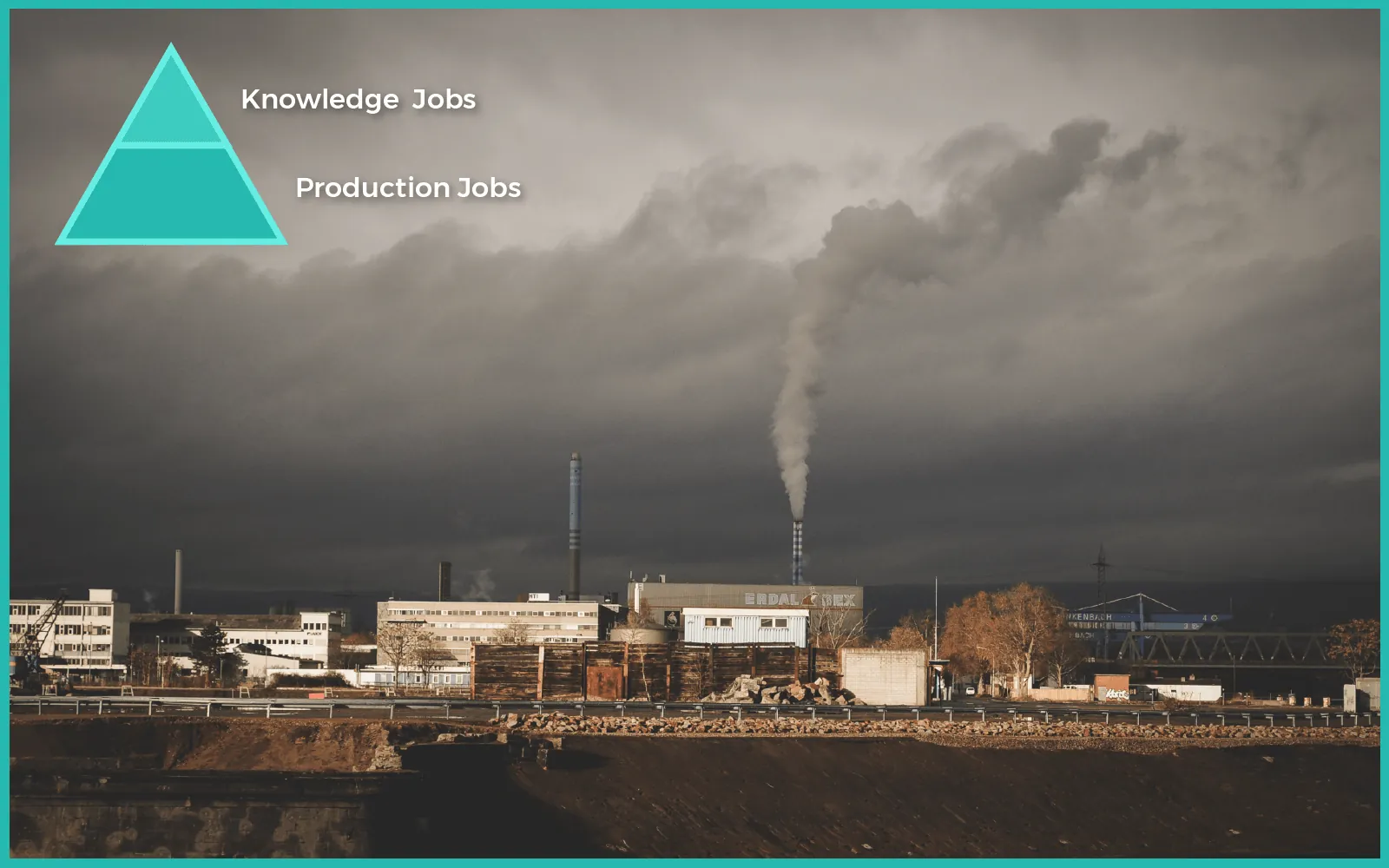 Estudiantes colaborando en proyectos creativos