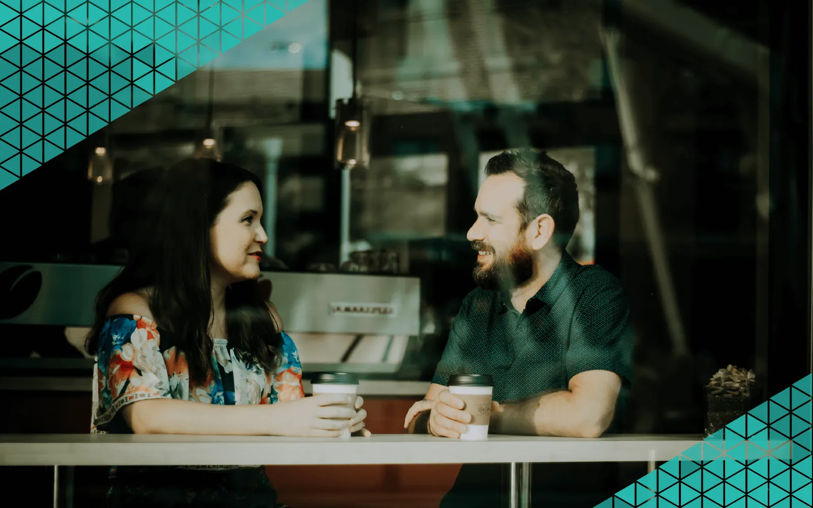 Persona trabajando en portátil demostrando compromiso cálido y enfocado