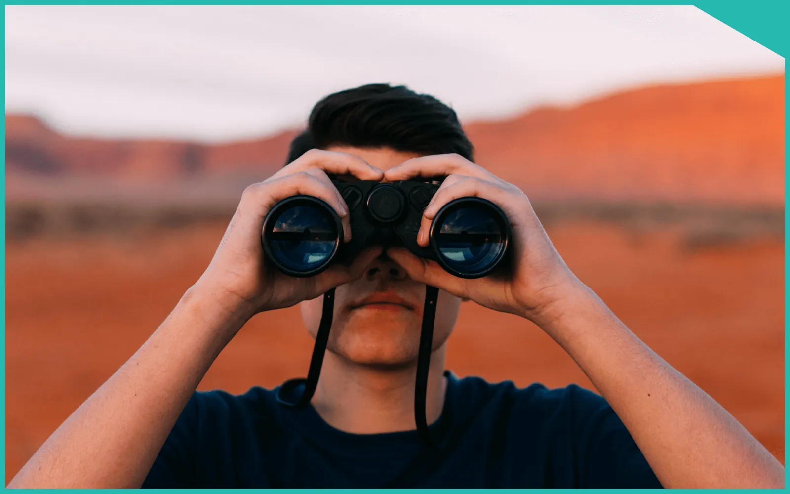 Persona observando su entorno para investigación de diseño