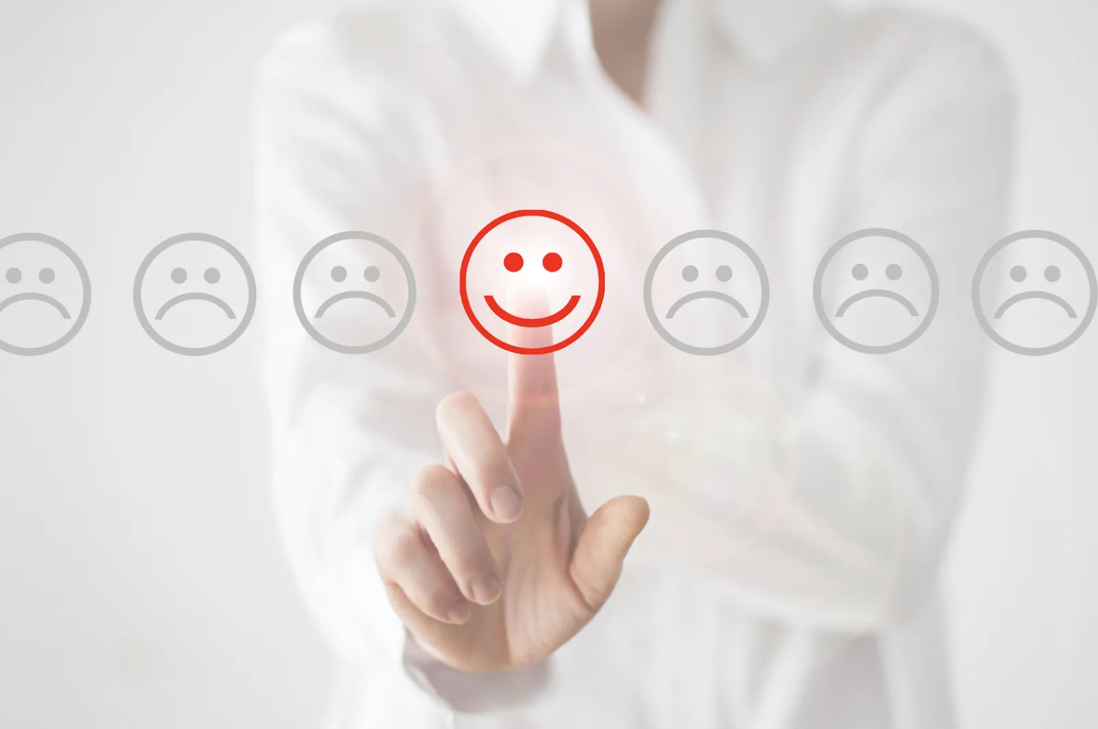 Diseñador interpretando el significado detrás de los comentarios de clientes sobre una aplicación